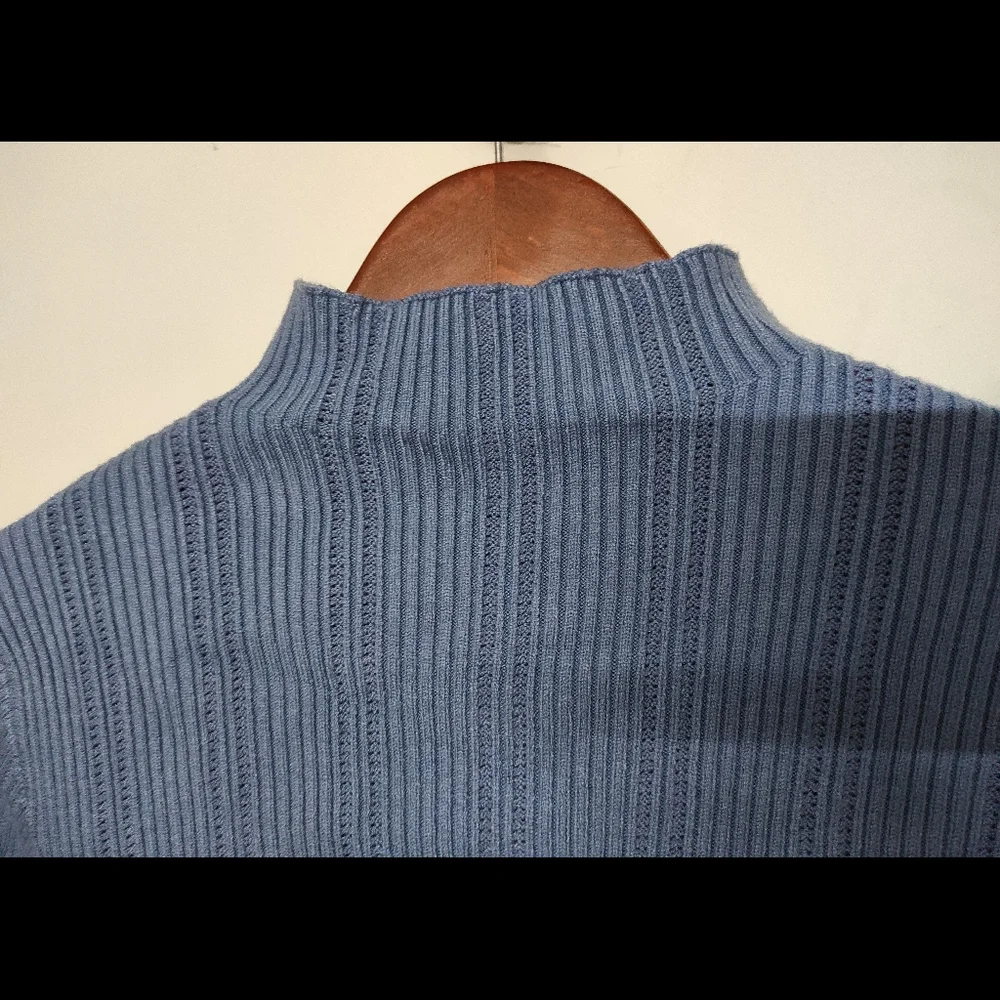 Blue Mock Neck Top (INTERNATIONAL) 💙 - Picture 3 of 8